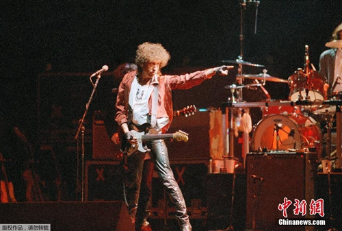 资料图:从20世纪60年代至今,迪伦在流行音乐界和文化界活跃了半个多世纪。他的代表作品包括《答案在风中飘》和《时代在变》。图为1986年,迪伦在演唱会上。