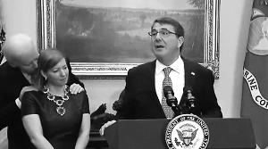 特朗普曝光希拉里铁杆拜登(左)公开非礼女士。