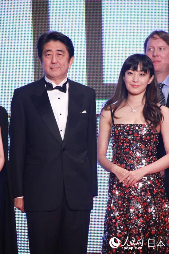 日本首相安倍晋三、日本女星菅野美穗 日本首相安倍晋三、日本女星菅野美穗