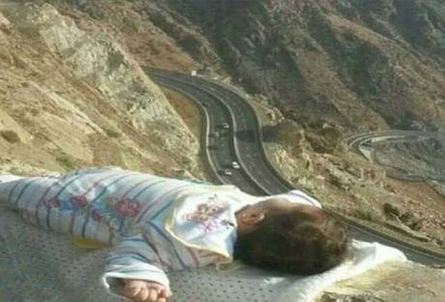 沙特一夫妇将婴儿放悬崖边拍照遭谴责 沙特一夫妇将婴儿放悬崖边拍照遭谴责