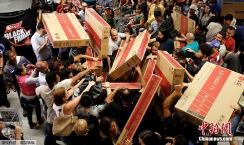 11月25日,各国消费者迎来“黑色星期五”折扣日,民众倾巢出动来到大卖场,选购自己心水的货物。在众多商品中,大屏电视颇受青睐,几乎在每个卖场都能看到怀抱大电视的消费者。图为巴西圣保罗的一家商场里,大屏电视成为热门商品。