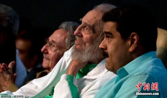 资料图:2016年11月26日,古巴前领导人菲德尔·卡斯特罗去世。古巴官方网站近日曾发布菲德尔·卡斯特罗于本月15日拍摄的两张照片,这是菲德尔·卡斯特罗最后一次见诸于报端的照片。图为卡斯特罗出席庆祝他的九十岁生日的晚会。