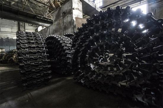 近日,外国记者参观了乌克兰利沃夫装甲工厂,大批坦克在此进行修复、翻新的工作。