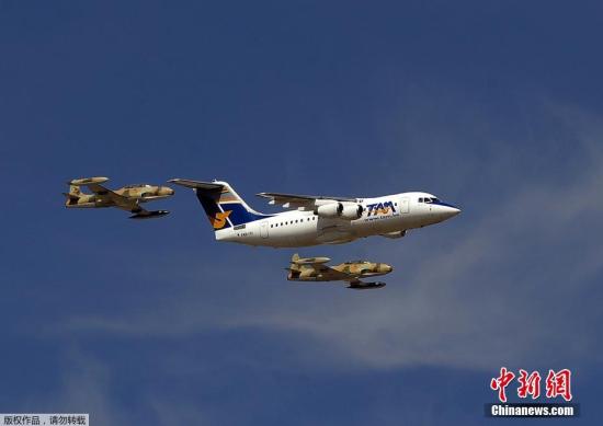 当地时间11月29日,一架载有81人的Avro RJ85客机在哥伦比亚坠毁。据麦德林何塞·玛丽亚·科尔多瓦国际机场在官方社交网站发布消息称,坠机客机注册号为CP2993。机上载有72名乘客和9名机组人员。图为该机型资料图。