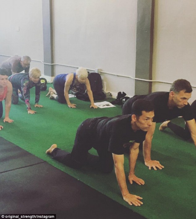 健身新方式!像婴儿一样爬行能增强肌肉力量 健身新方式!像婴儿一样爬行能增强肌肉力量