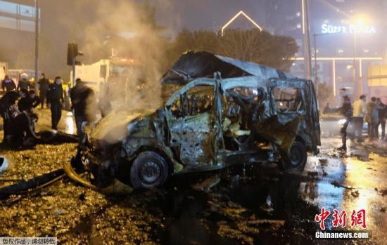 土耳其伊斯坦布尔的贝西克塔斯体育馆外当地12月10日发生炸弹两起爆炸事件。