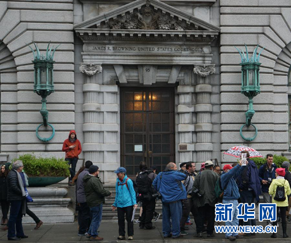 2月7日,在美国旧金山市,民众在美国联邦第九巡回上诉法院所在大楼外示威,反对美国总统特朗普颁布的入境限制行政命令。美国联邦第九巡回上诉法院当天举行法庭辩论,以便针对暂停限制令的“罗巴特裁决”作进一步裁决。 新华社记者徐勇摄