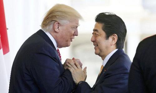 当地时间10日,特朗普和安倍在白宫见面。