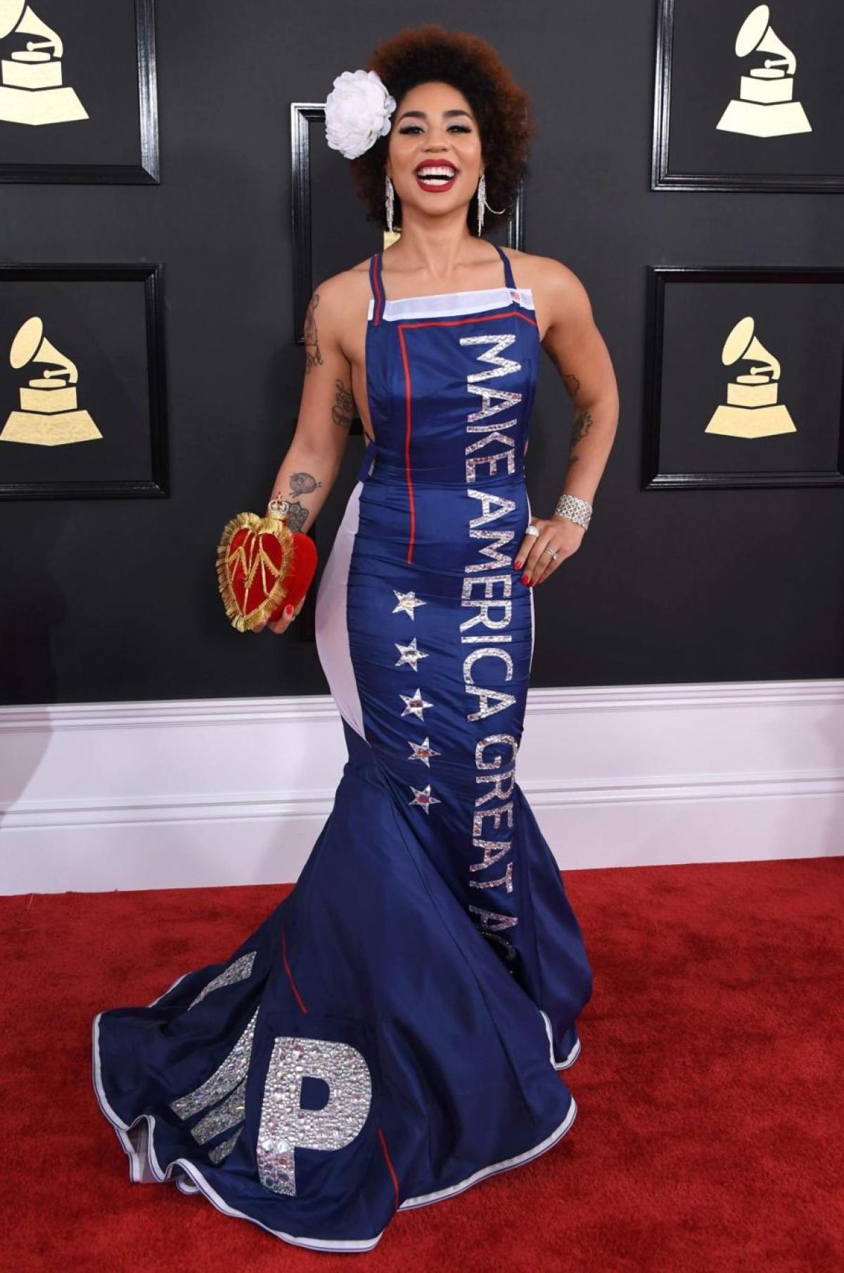 政治风刮到格莱美?女歌星穿特朗普装抢镜 政治风刮到格莱美?女歌星穿特朗普装抢镜