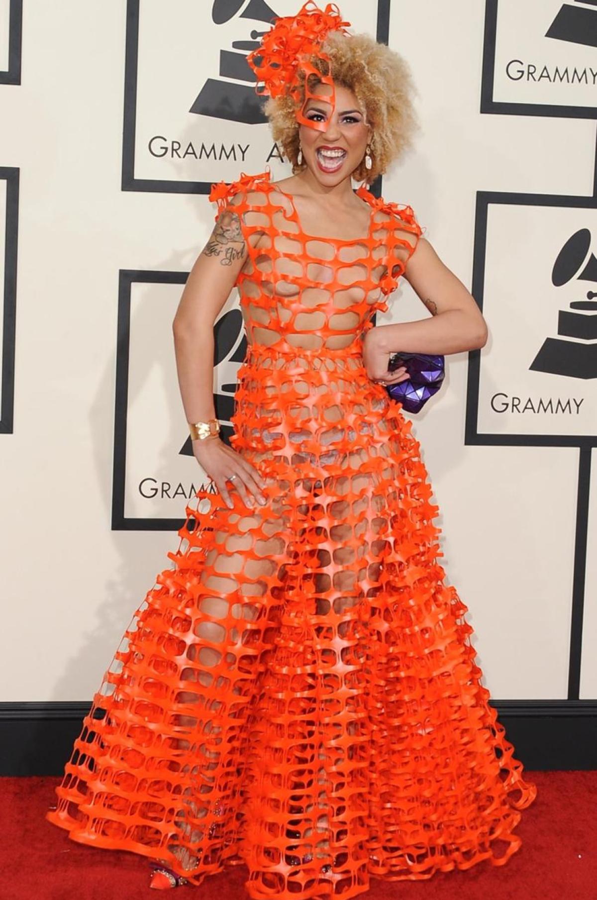 政治风刮到格莱美?女歌星穿特朗普装抢镜 政治风刮到格莱美?女歌星穿特朗普装抢镜