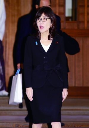 大图为日本防卫大臣稻田朋美。