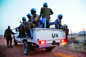 小图为联合国维和部队在南苏丹执行任务。