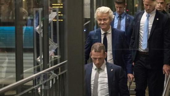 当地时间2017年3月15日,荷兰海牙,被称为“荷兰版特朗普”的自由党领导人威尔德斯离开议会。 视觉中国 图