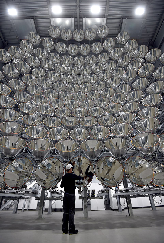 德国科学家建“人造太阳”:似巨大蜂巢 德国科学家建“人造太阳”:似巨大蜂巢