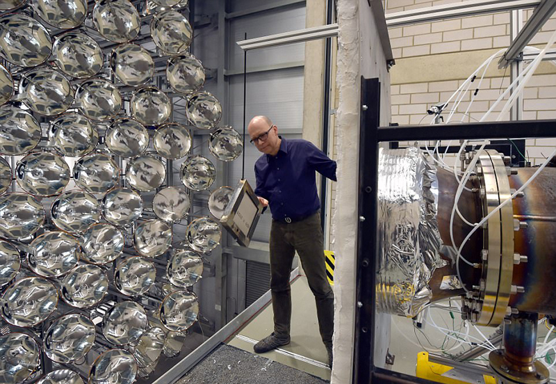 德国科学家建“人造太阳”:似巨大蜂巢 德国科学家建“人造太阳”:似巨大蜂巢