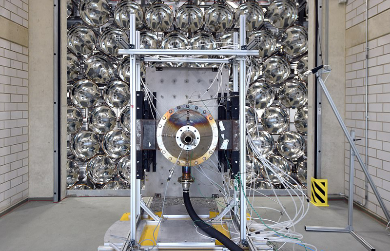 德国科学家建“人造太阳”:似巨大蜂巢 德国科学家建“人造太阳”:似巨大蜂巢