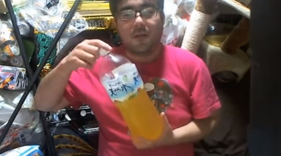 日本网红主播收集100瓶尿液 直播泡尿浴网友都吐了 日本网红主播收集100瓶尿液 直播泡尿浴网友都吐了