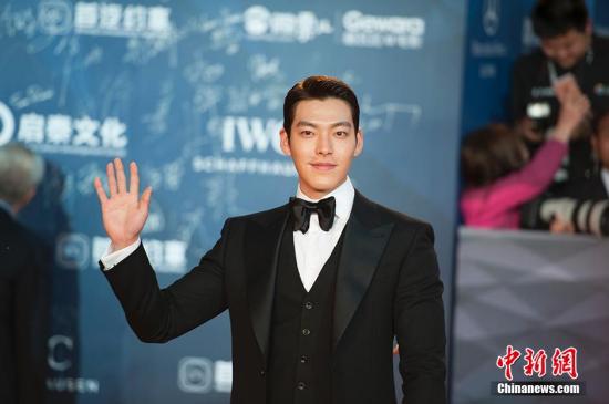 韩国演员、模特金宇彬亮相红毯。 <a target='_blank' href='http://www.chinanews.com/' ><p align=