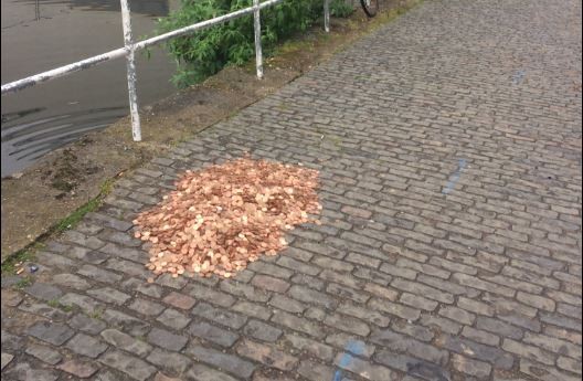 Ӣ������������·����15000öӢ��͵��·�˸�Ц��Ӧ