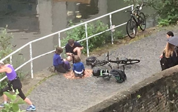 Ӣ������������·����15000öӢ��͵��·�˸�Ц��Ӧ