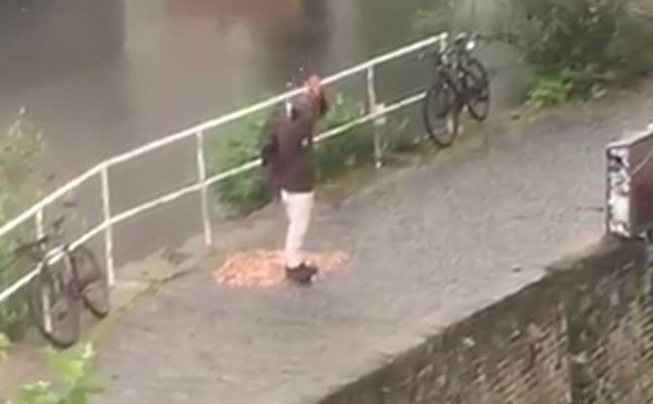 Ӣ������������·����15000öӢ��͵��·�˸�Ц��Ӧ