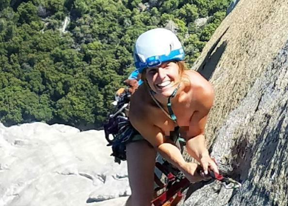 美女裸体攀岩登美加州酋长岩创纪录 称“尿尿超方便”(图) 美女裸体攀岩登美加州酋长岩创纪录 称“尿尿超方便”(图)