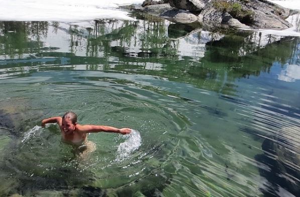 美女裸体攀岩登美加州酋长岩创纪录 称“尿尿超方便”(图) 美女裸体攀岩登美加州酋长岩创纪录 称“尿尿超方便”(图)