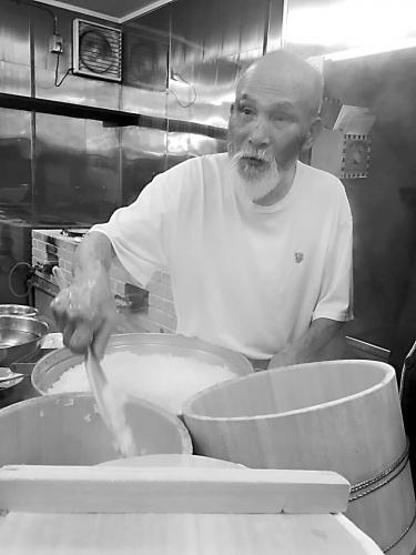 被称为“煮饭仙人”的85岁老人村嶋孟