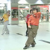 70岁的“嘻哈奶奶”吴怡正在领舞(来源:环球网) 70岁的“嘻哈奶奶”吴怡正在领舞(来源:环球网)