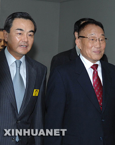 8月29日,中国中央军委副主席、国务委员兼国防部长曹刚川(右)抵达日本首都东京,中国驻日本大使王毅(左)到机场迎接。应日本国防卫大臣邀请,曹刚川一行当天抵达东京,开始对日本进行为期5天的正式友好访问。 新华社发(郝志涛摄)