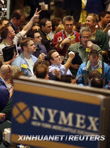 11月7日,交易员们在美国纽约商品交易所内工作。因美国商用油库存降幅小于预期及市场获利回吐,7日纽约指标原油期价微跌0.33美元,收市报每桶96.37美元。但油价当天盘中创98.62美元历史新高。 新华社/路透