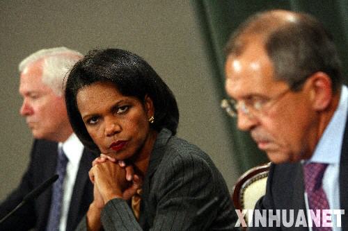 10��12�գ��ڶ���˹�׶�Ī˹�ƣ��������������Ǵġ�������������˹������˹�⽻���������޷򡢶���˹��������л���ÿƷ򣨴������ң��ڡ�2+2����̸���ϯ���ŷ����ᡣ���գ��������������������ⳤ��Ī˹����ʽ������2+2����̸���ƣ�����Ҫ������ս�԰�ȫ���⣬�漰������ŷ�޲��𵼵�����ϵͳ���Լ������ڰ�ȫ������������⡣ �»�������򲮺���