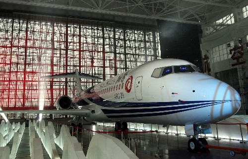 12月21日,我国首架具有完全自主知识产权的新支线飞机ARJ21在上海飞机制造厂总装下线。这标志着我国重大自主创新工程ARJ21飞机的研制工作全面完成,中国飞机正式跻身世界民用客机行列。 这是下线仪式现场的ARJ21飞机。 新华社记者 张明摄