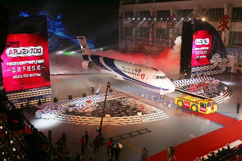 12月21日,我国首架具有完全自主知识产权的新支线飞机ARJ21-700,在上海飞机制造厂总装下线。这标志着中国重大自主创新工程ARJ21飞机的研制工作全面完成,中国飞机正式跻身世界民用客机行列。 新华社记者 裴鑫摄