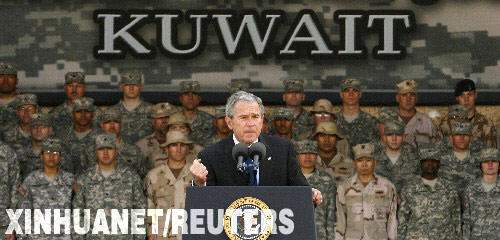 1月12日,美国总统布什视察位于科威特境内的美军阿里福疆军事基地时发表讲话。布什11日下午乘专机抵达科威特,开始对科威特进行为期两天的正式访问。 新华社/路透