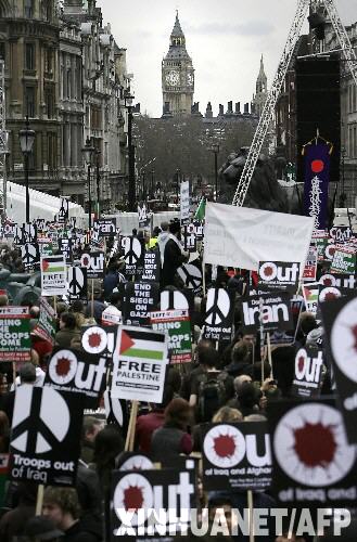 3月15日,在英国首都伦敦,反战抗议者朝议会大厦行进。在伊拉克战争爆发5周年纪念日即将到来之际,英国民众15日举行大规模反战游行,要求英国政府从伊拉克和阿富汗撤军。 新华社/法新