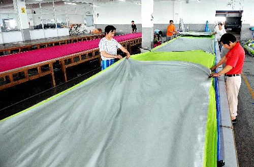 5月22日,绍兴上虞一家制伞企业员工赶制救灾帐篷。 汶川大地震后,浙江省绍兴市接到对口扶贫单位四川省广元市急需帐篷的紧急求助。当地4家骨干制伞企业立即转产,紧急加班生产帐篷。目前,首批8000顶救灾帐篷已装车启运。 新华社发(袁云 摄)