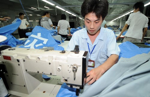 浙江万顶帐篷送灾区 5月22日,浙江省德清县泰普森休闲用品有限公司来自四川绵阳的员工左宗勤在加班加点赶制帐篷。 连日来,浙江帐篷生产企业加班加点生产救灾帐篷,支援地震灾区。到目前为止,浙江已有11000多顶帐篷发往灾区。 新华社记者王定昶摄