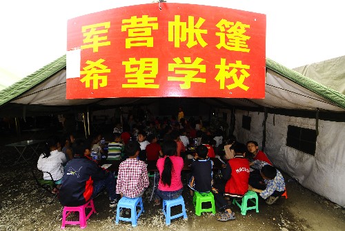 5月23日,灾区的孩子在军营帐篷希望学校内上课。 新华社记者 任勇 摄