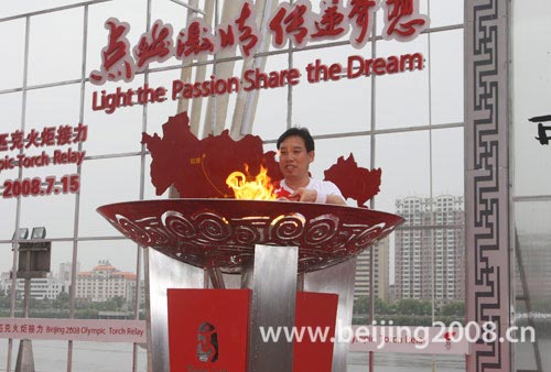 吉林省吉林市火炬接力结束 奥运圣火沿松花江岸传递