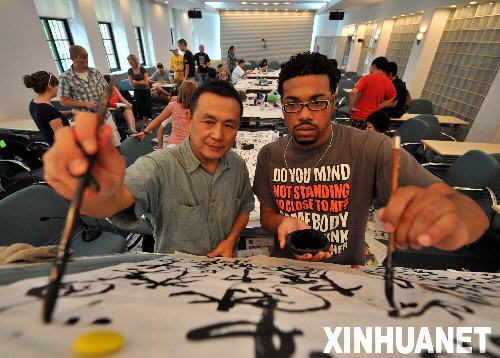 6��24�գ��������˻�ý�����к���־Ը�߿¿��ģ��ң�����ʦ��ԭ����й��鷨�����գ������������ɻ���ѧ��24���������˻�ý�����к���־Ը�����廪��ѧ�����봫��ѧԺ�����й��鷨����Щ־Ը����22�յ��ﱱ���ģ����ǽ����廪��ѧ�μ�Ϊ��һ�ܵ��й��Ļ���ѵ��֮��������292��ý�����к���־Ը�߲μӱ�������ί��֯�ĳ��ݼ���λ��ѵ�� �»��������������