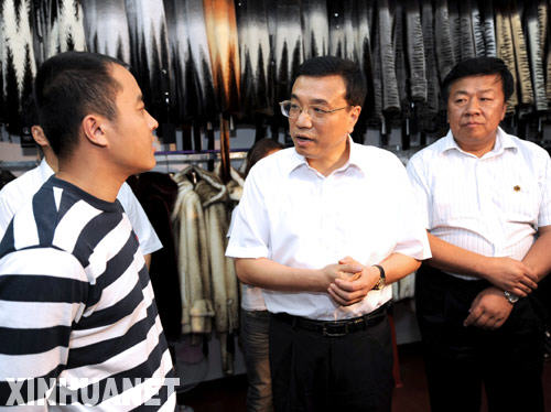 8月28日至30日,中共中央政治局常委、国务院副总理李克强在内蒙古自治区考察。这是8月28日,李克强在中外客商云集的满洲里购物中心向商户询问经营情况。 新华社记者马占成摄