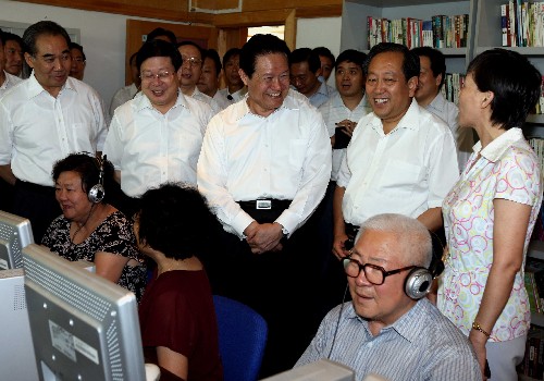 8月29日,中共中央政治局常委、中央政法委书记周永康在天津考察工作。这是周永康在南开区欣苑社区,亲切看望正在社区服务中心学习娱乐的居民群众。 新华社记者 姚大伟 摄