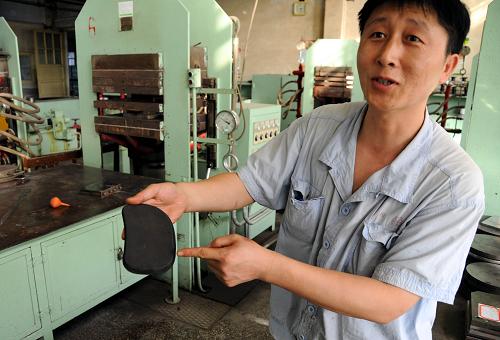 沈阳橡胶研究设计院工作人员在展示为“神七”宇航员舱外服研发的“肩垫”(9月18日摄)。承接“神七”宇航员舱外航天服橡胶材料制造的沈阳橡胶研究设计院,先后研制了指套、掌面隔热垫等七大系列13种规格的配套产品,使得宇航员在太空行走时,依靠这些橡胶制品最低可在-160℃超低温条件下具有足够的柔韧性,超过-120℃至120℃温度范围的设计需求,同时具有耐太空辐射和宇宙漂浮颗粒物等侵害的特殊性能。新华社记者 徐扬 摄