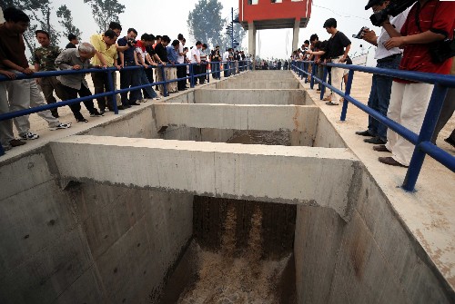 河北省通过南水北调中线总干渠开始向北京供水 9月18日,群众在总干渠与引渠连接工程处观看水流通过。 当日10时,河北省黄壁庄水库提闸放水,这标志着河北省通过南水北调中线京石段应急供水工程总干渠,开始了为期174天的向北京供水。此次调水水源地为河北省岗南、黄壁庄和王快三座大型水库,调水目的地为北京市团城湖,调水总量为3亿立方米。 新华社记者 杨世尧 摄