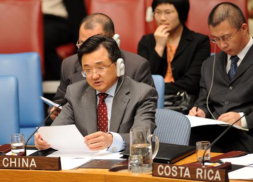 7月24日,在美国纽约联合国总部,中国常驻联合国副代表刘振民(前)在联合国安理会会议上发言。他表示,中国支持非洲联盟在解决达尔富尔问题上发挥重要作用。新华社记者 申宏 摄