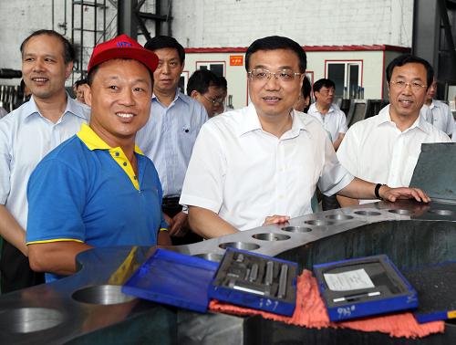 8月6日至9日,中共中央政治局常委、国务院副总理李克强在黑龙江考察。这是8月8日,李克强在哈电汽轮机厂考察。新华社记者 兰红光 摄