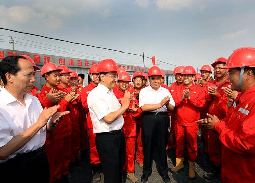 8月6日至9日,中共中央政治局常委、国务院副总理李克强在黑龙江考察。这是8月7日,李克强在大庆油田1205钻井队看望慰问石油工人。新华社记者 兰红光 摄