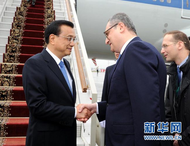 10月12日,中国国务院总理李克强乘专机抵达莫斯科,开始对俄罗斯进行正式访问并举行中俄总理第十九次定期会晤。俄罗斯联邦政府高级官员到机场迎接李克强总理。新华社记者 饶爱民 摄 10月12日,中国国务院总理李克强乘专机抵达莫斯科,开始对俄罗斯进行正式访问并举行中俄总理第十九次定期会晤。俄罗斯联邦政府高级官员到机场迎接李克强总理。新华社记者 饶爱民 摄