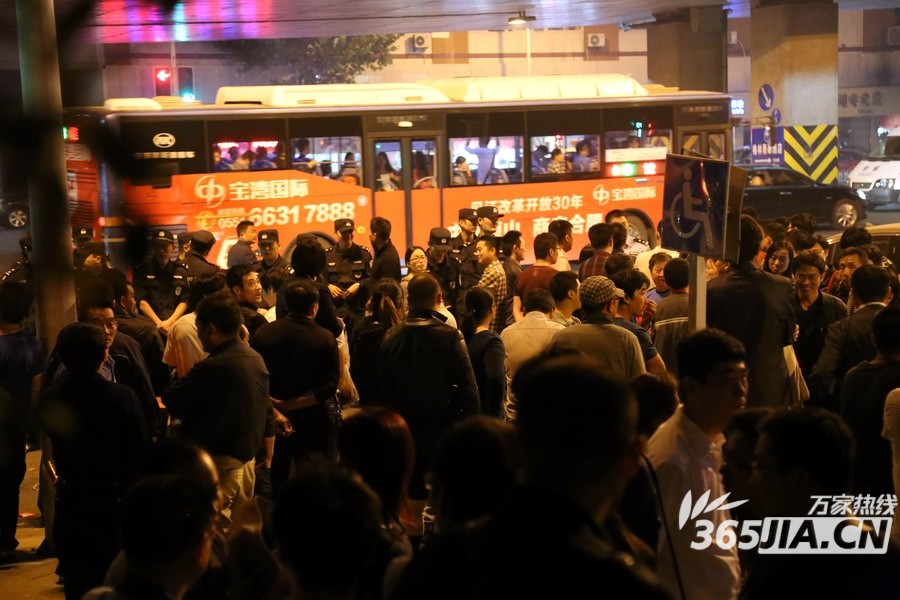 ���պϷ�һС��ͣ�糬30Сʱ ҵ��ҹ�۽�ͷ��˵��